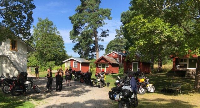 The little cabins that make up the vandrarhems lodgings are taken from different parts of Värmland about 100 years ago and have before that been used as swineries, stable, food storage etc